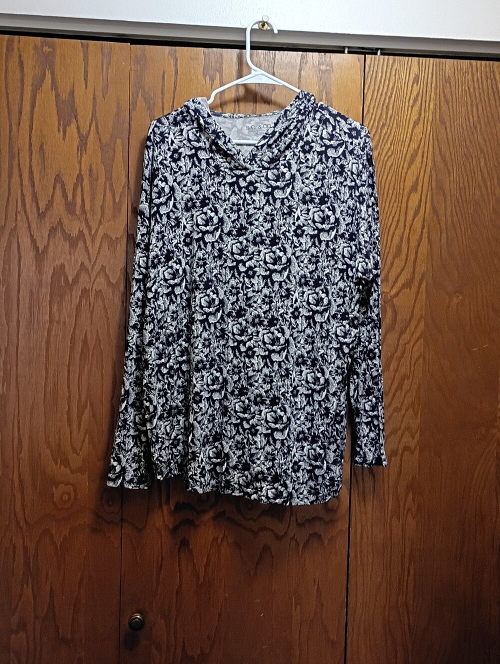 S.C& Co.Women's Black & White Floral Long-Sleeve Top With Hood.
